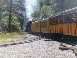 Ausfahrt Rockwood Richtung Silverton, durch den Einschnitt zum Kliff