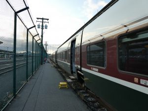 Hochsicherheits-Perron in Vancouver BC: Die US-Zollkontrolle (mit Fingerabdrücken aller Finger) findet vor Einstieg statt. Der Zug ist komplett hinter Stacheldraht.