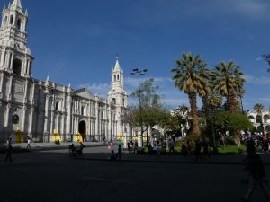 Die Kathedrale an der Plaza de Armas de Arequipa