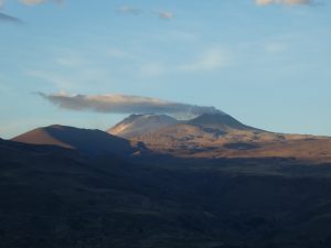 Colca Valley, Vulkane Ampato (l.) + Sabancaya (r., aktiv), von Coporaque aus